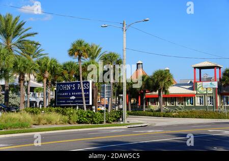 Madeira Beach, Floride, États-Unis - 30 septembre 2019 - vue sur les bâtiments et les magasins de détail près de John's Pass Village Banque D'Images