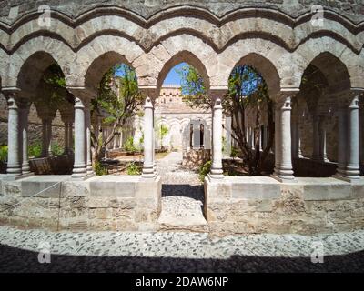 Palerme, Italie, juillet 2020. Le cloître de l'UNESCO 'Chiesa di San Giovanni degli Eremiti' une ancienne église de style arabo-normand Banque D'Images