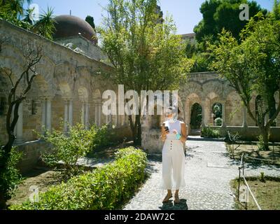 Palerme, Italie, juillet 2020. Le cloître de l'UNESCO 'Chiesa di San Giovanni degli Eremiti' une ancienne église de style arabo-normand Banque D'Images