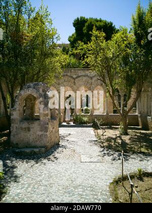 Palerme, Italie, juillet 2020. Le cloître de l'UNESCO 'Chiesa di San Giovanni degli Eremiti' une ancienne église de style arabo-normand Banque D'Images