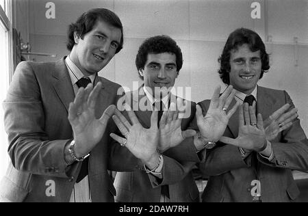 Photo du dossier datée du 04-06-1979, de gardiens de but d'Angleterre (L-R) Joe Corrigan, Peter Shilton et Ray Clemence à l'aéroport de Luton. Banque D'Images