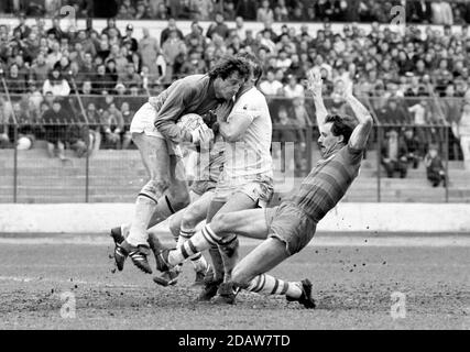 Photo du dossier datée du 27-04-1985 de (gauche-droite) le gardien de but Tottenham Hotspur Ray Clemence rassemble la balle sous la pression de son coéquipier Graham Roberts Et Gordon Davies de Chelsea Banque D'Images