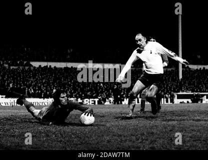 Photo du dossier datée du 06-01-1972, le gardien de but de Liverpool Ray Clemence plonge au pied de l'Alan Gilzean de Tottenham Hotspur. Banque D'Images