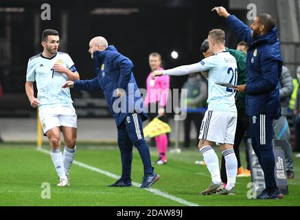 Le directeur écossais Steve Clarke (au centre) parle avec le joueur John McGinn (à gauche) lors du match de Ligue B de l'UEFA à City Arena, Trnava, Slovaquie. Banque D'Images