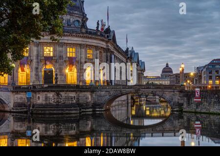 Vue sur l'île aux musées de Berlin à l'aube Banque D'Images