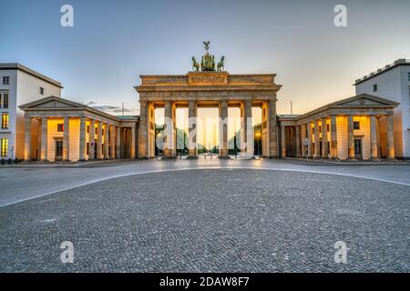 L'emblématique porte de Brandebourg à Berlin après le coucher du soleil Banque D'Images