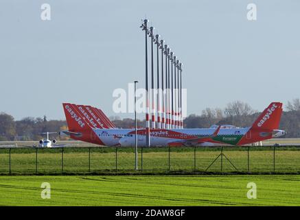 03 novembre 2020, Brandebourg, Schönefeld: Les avions de la compagnie aérienne easyJet sont garés à l'extérieur du tablier du terminal 1 de l'aéroport de Brandebourg de Berlin (BER). Photo: Soeren Stache/dpa-Zentralbild/ZB Banque D'Images