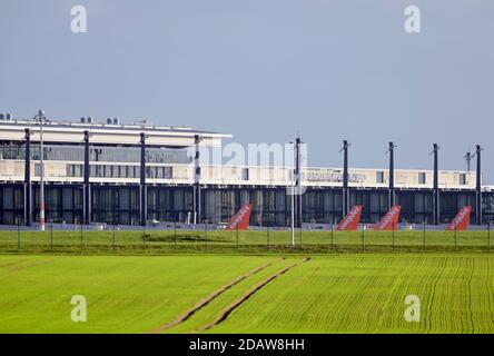 03 novembre 2020, Brandebourg, Schönefeld : quatre avions de la compagnie easyJet sont stationnés devant le terminal 1 de l'aéroport de Berlin-Brandebourg (BER). Photo: Soeren Stache/dpa-Zentralbild/ZB Banque D'Images