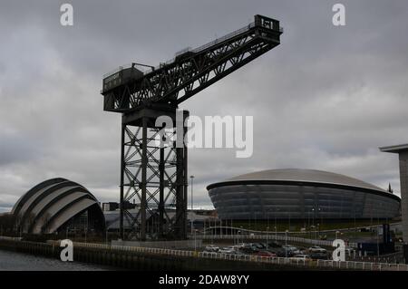 Une image de la grue Finneston à côté de la SSE Hydro et du centre d'exposition de Glasgow. Banque D'Images