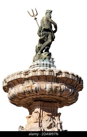 Trente. Fontaine de Neptune isolée sur fond blanc, place de la Cathédrale (Piazza del Duomo) avec la statue de bronze du Dieu romain avec le trident Banque D'Images