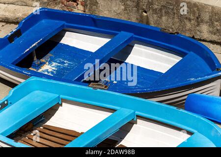 Gros plan de petits bateaux bleus et blancs amarrés sur le quai du port en Ligurie, Italie, Europe du Sud. Banque D'Images