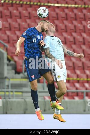 Milan Skriniar (à gauche) en Slovaquie et Oli McBurnie en Écosse (non représenté) pendant le match de la Ligue des Nations de l'UEFA 2, Ligue B à City Arena, Trnava, Slovaquie. Banque D'Images