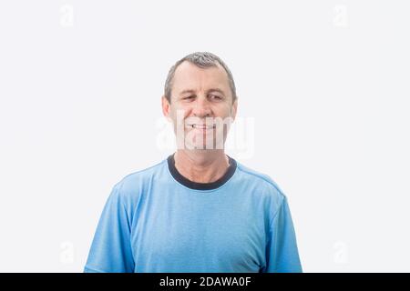 Homme d'âge moyen se sentant grincheux sur fond blanc. Portrait d'un homme d'âge moyen irrié qui regarde très mécontent isolé sur fond blanc. Négatif Banque D'Images