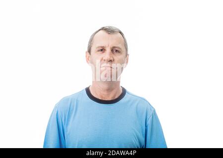 Portrait d'un homme furieux d'âge moyen qui a l'air tendu, isolé sur fond blanc. Colère décontracté mature homme réagissant agacé, négatif visage expressio Banque D'Images