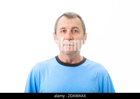 Choqué homme d'âge moyen, grands yeux isolés sur fond blanc avec espace de copie. A surpris un travailleur d'âge moyen d'affaires avec une expression étonne. Banque D'Images