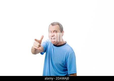 Un jeune homme en colère d'âge moyen pointant l'index vers l'appareil photo, comme une personne en train de s'éprendre, isolé sur un fond blanc avec un espace de copie. Banque D'Images