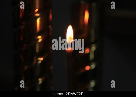 Incendie de mémoire. Se tourner vers Dieu. Prière silencieuse. Une bougie brûlante dans l'obscurité contre le fond de l'iconostase dans l'ancienne église. Un symbole de s. Banque D'Images