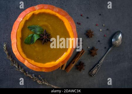 Soupe de museau rôtie dans un bol de potiron. Arrière-plan gris avec espace de copie. Idées de menu pour Thanksgiving. Banque D'Images