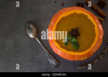 Soupe de museau rôtie dans un bol de potiron. Arrière-plan gris avec espace de copie. Idées de menu pour Thanksgiving. Banque D'Images