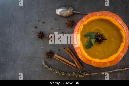 Soupe de museau rôtie dans un bol de potiron. Arrière-plan gris avec espace de copie. Idées de menu pour Thanksgiving. Banque D'Images