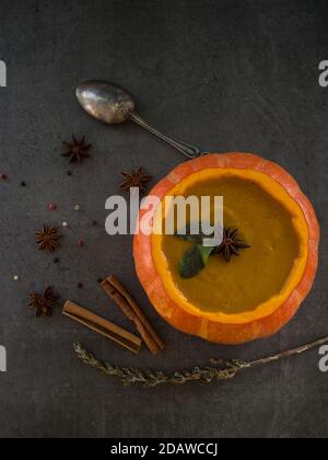 Soupe de museau rôtie dans un bol de potiron. Arrière-plan gris avec espace de copie. Idées de menu pour Thanksgiving. Banque D'Images