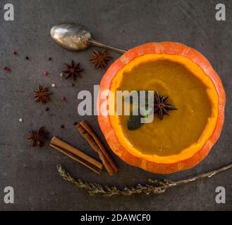 Soupe de museau rôtie dans un bol de potiron. Arrière-plan gris avec espace de copie. Idées de menu pour Thanksgiving. Banque D'Images