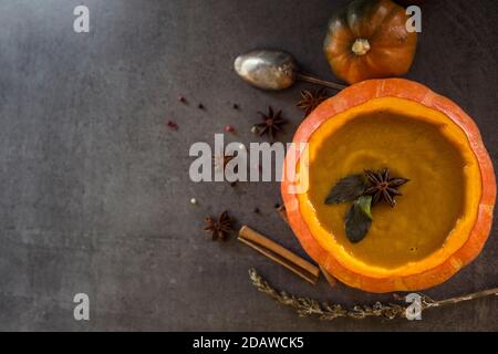 Soupe de museau rôtie dans un bol de potiron. Arrière-plan gris avec espace de copie. Idées de menu pour Thanksgiving. Banque D'Images