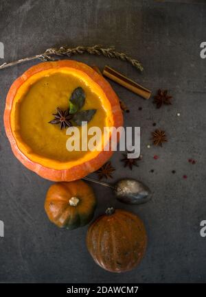 Soupe de museau rôtie dans un bol de potiron. Arrière-plan gris avec espace de copie. Idées de menu pour Thanksgiving. Banque D'Images