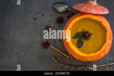 Soupe de museau rôtie dans un bol de potiron. Arrière-plan gris avec espace de copie. Idées de menu pour Thanksgiving. Banque D'Images