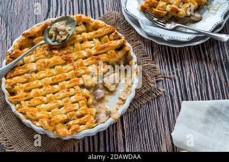 Tarte au poulet et au bacon avec pâte feuilletée en treillis - élevée vue en angle Banque D'Images