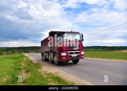 Benne basculante le camion a transporté du sable de la carrière sur la voie publique. Camion-benne moderne à usage intensif avec déchargement des marchandises par lui-même par l'intermédiaire d'hydraul Banque D'Images