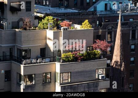 Jardins avec balcon sur le Midtown Manhattan Apartment Building, New York, États-Unis Banque D'Images