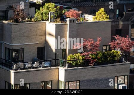 Jardins avec balcon sur le Midtown Manhattan Apartment Building, New York, États-Unis Banque D'Images