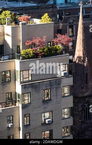 Jardins avec balcon sur le Midtown Manhattan Apartment Building, New York, États-Unis Banque D'Images