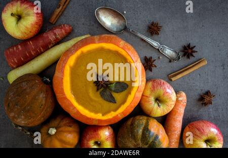 Soupe de museau rôtie dans un bol de potiron. Arrière-plan gris avec espace de copie. Idées de menu pour Thanksgiving. Banque D'Images