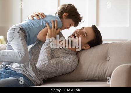 Gros plan père et petit fils joyeux s'amusant ensemble Banque D'Images