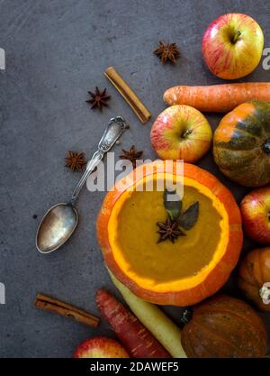 Soupe de museau rôtie dans un bol de potiron. Arrière-plan gris avec espace de copie. Idées de menu pour Thanksgiving. Banque D'Images