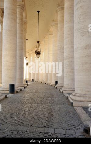 Italie, Rome, place Saint-Pierre, colonnade du Bernin Banque D'Images