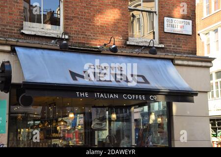 Détail extérieur du café Caffe Nero, Soho, Londres Banque D'Images