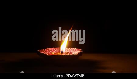 Diwali Celebration - des lampes diya en argile colorées et étincelantes prêtes pour décorer ou illuminer la maison sur diwali, un festival de lumière. Banque D'Images