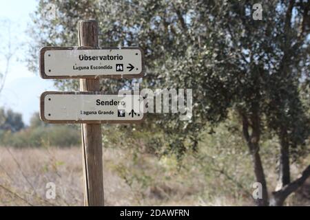 Marqueur de sentier, Réserve naturelle de Guadalhorce, Málaga, Andalousie, Espagne. Banque D'Images