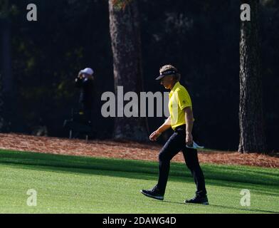 Augusta, États-Unis. 15 novembre 2020. Bernhard Langer d'Allemagne participe à la dernière partie du tournoi de golf Masters 2020 au Augusta National Golf Club, en Géorgie, le dimanche 15 novembre 2020. Photo de Kevin Dietsch/UPI crédit: UPI/Alay Live News Banque D'Images