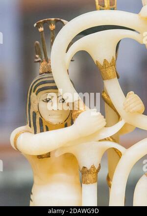 Égypte, le Caire, Musée égyptien, albâtre de Toutankhamon, de sa tombe à Louxor : vase à parfum composite, sur piédestal ajouré. Un dieu du Nil (sur 2). Banque D'Images