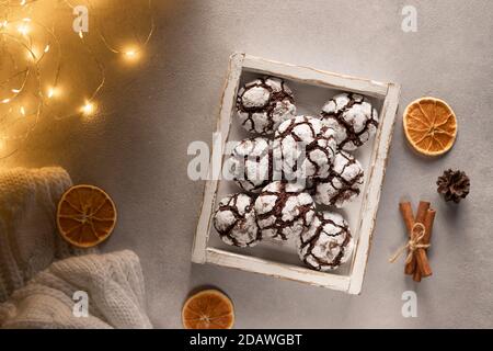 Délicieux petits gâteaux au chocolat dans une boîte en bois avec décorations de Noël. Banque D'Images