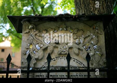 Pierre tombale du célèbre rabbin au cimetière de Remah (Remuh) à côté de la rue Szeroka à Kazimierz, quartier juif historique de Cracovie. Banque D'Images