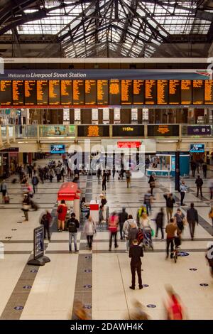 Londres/Angleterre - September18 2020: Gare de Liverpool Street à Londres le concourse un vendredi midi en septembre beaucoup de réduction de la fréquentation due à Covid Banque D'Images