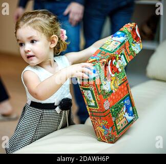 Saint-Pétersbourg, Russie-24 décembre 2016 : voeux pour la nouvelle année des enfants. L'enfant a reçu des cadeaux. Banque D'Images