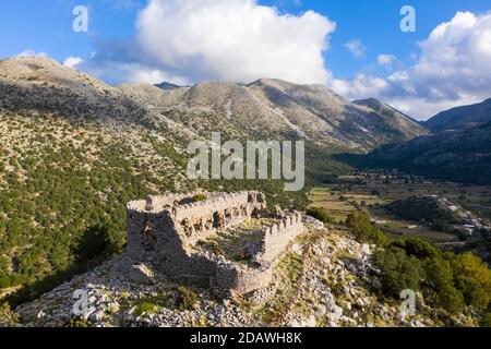 Vue aérienne des ruines d'une forteresse turque au sommet d'une colline sur le plateau d'Askifou, Crète, Grèce Banque D'Images