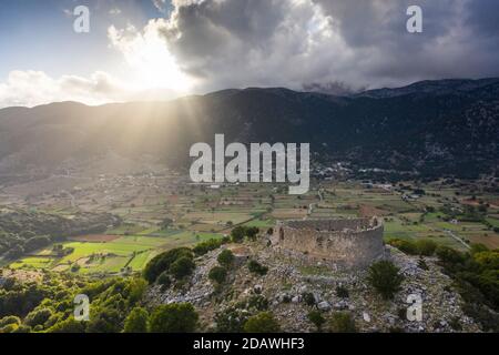 Vue aérienne des ruines d'une forteresse turque au sommet d'une colline sur le plateau d'Askifou au coucher du soleil, Crète, Grèce Banque D'Images