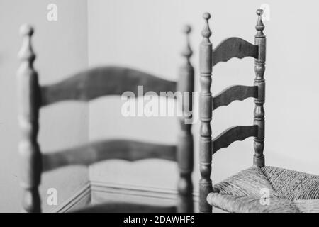 chaises en bois et en paille Súgán dans la cuisine Banque D'Images